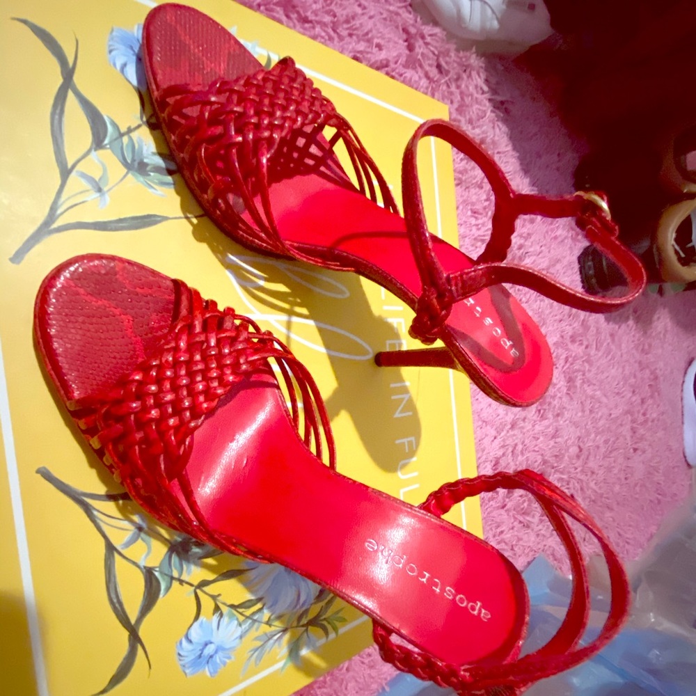 Red women dress shoes apostrophe brand new size 8